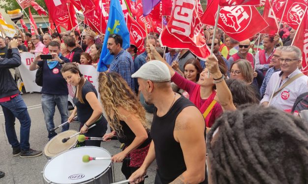 Concentración frente al Congreso de los Diputados para pedir más empleo en Renfe y el desbloqueo de la negociación colectiva